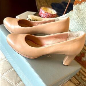 NEW Rockport Classic Nude Leah Pumps sz 51/2